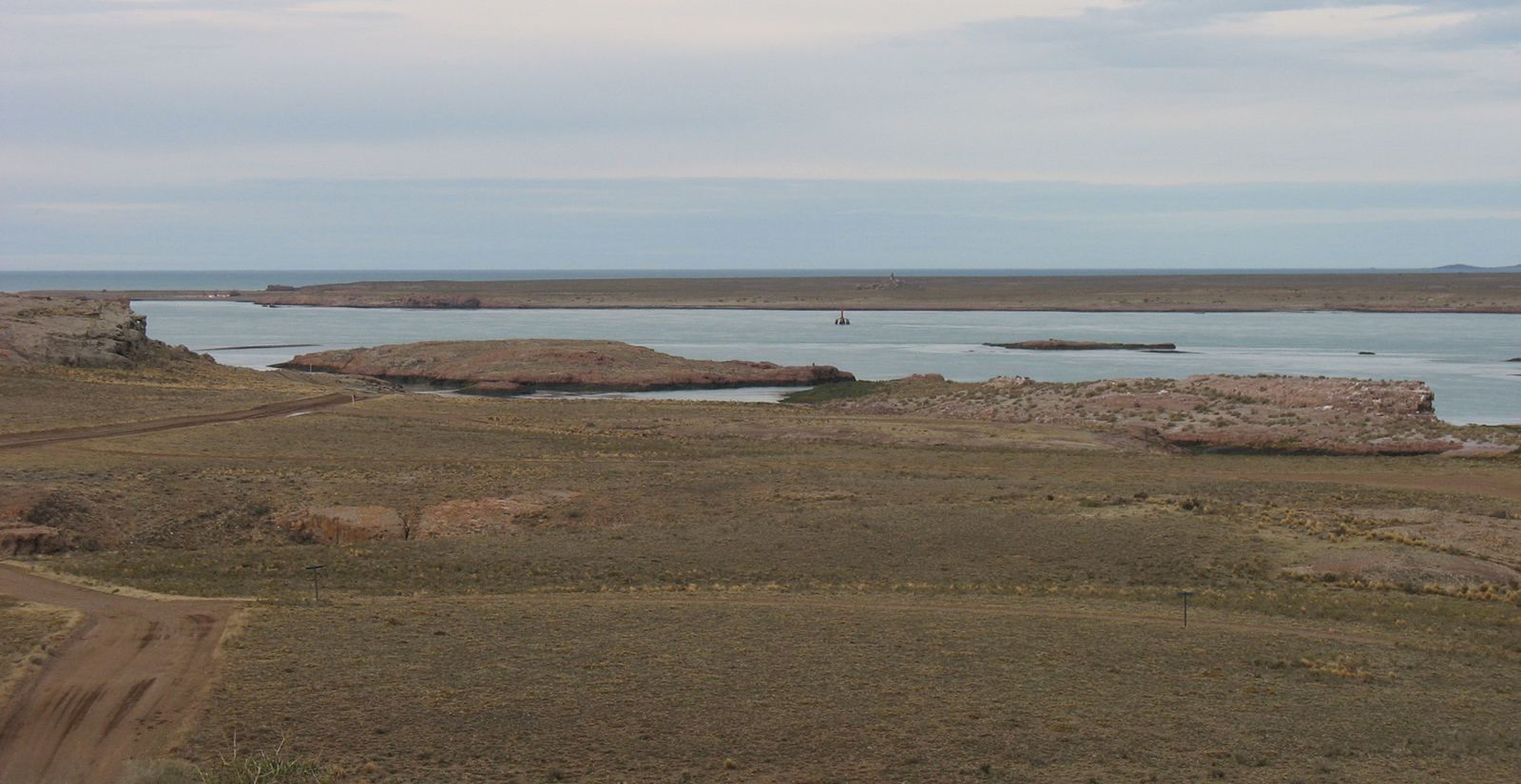 Vista de la ría Deseado en su parte central